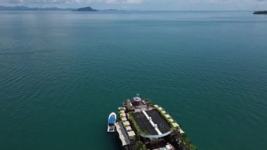 Lüks Tropikal Kaçış: Tayland 'da Sonsuzluk Havuzu, Dağları ve Yatları olan Plaj Kulübü' nün Havadan Görünümü