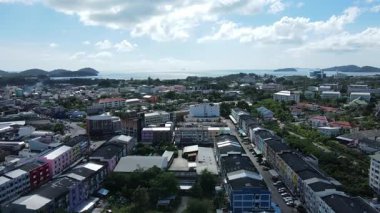 Phuket 'in Eski Kasabası' nın canlı duvar halısını, renkli Çin-Portekiz dükkanlarının, altın Budistlerin ve yerel mallarla dolu hareketli pazarların üzerinde süzülmeyi deneyin. Motosiklet ve geleneksel uzun kuyruklu tekneler gibi modern hayata karşı mimari