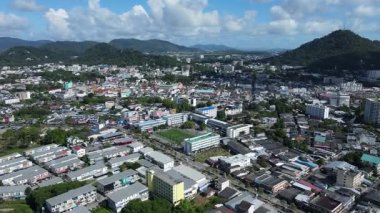 Phuket 'in Eski Kasabası' nın canlı duvar halısını, renkli Çin-Portekiz dükkanlarının, altın Budistlerin ve yerel mallarla dolu hareketli pazarların üzerinde süzülmeyi deneyin. Motosiklet ve geleneksel uzun kuyruklu tekneler gibi modern hayata karşı mimari