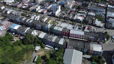 Phuket 'in Eski Kasabası' nın canlı duvar halısını, renkli Çin-Portekiz dükkanlarının, altın Budistlerin ve yerel mallarla dolu hareketli pazarların üzerinde süzülmeyi deneyin. Motosiklet ve geleneksel uzun kuyruklu tekneler gibi modern hayata karşı mimari