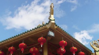 Phuket 'in Eski Kasabası' nın canlı duvar halısını, renkli Çin-Portekiz dükkanlarının, altın Budistlerin ve yerel mallarla dolu hareketli pazarların üzerinde süzülmeyi deneyin. Motosiklet ve geleneksel uzun kuyruklu tekneler gibi modern hayata karşı mimari