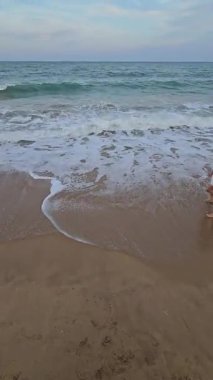 Kumsalda koşan genç bir çift