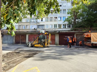 İnşaat ekibiyle Yol Tamir Çalışması