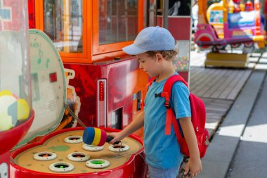 Eğlenceli bir oyun oynayan mutlu bir çocuk