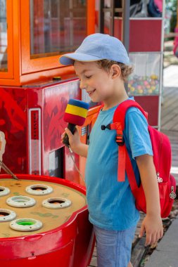 Eğlenceli bir oyun oynayan mutlu bir çocuk