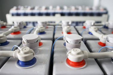 Doğru akım pil. Akümülatör bataryaları kırmızı artı ve eksi elektrik depolama oda mavi bağlı. Elektrik Dc gerilim akü. Yönlü akım.