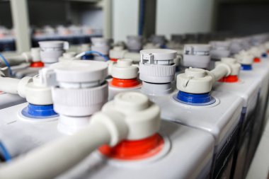 Elektrik Dc akü satır portre görünümünde. Akü Pil artı ve eksi bağlı. Doğru akım depolama.