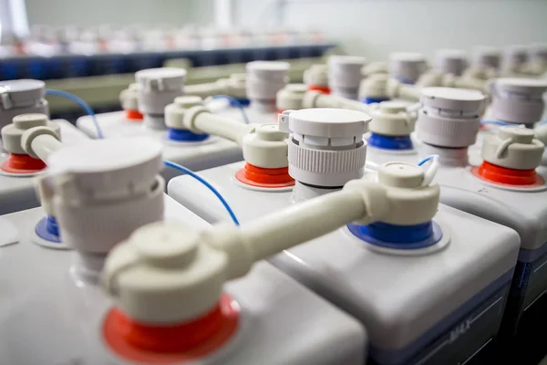 Akümülatör bataryaları kırmızı artı ve eksi elektrik depolama oda mavi bağlı. Doğru akım pil. Elektrik Dc gerilim akü. Yönlü akım.