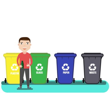 atık toplama ayırın. Çöp kutuları şişeyle yakınındaki elinde duran adam. Çöp konteyneri, çöp sıralama. Atık kağıt, plastik, cam, atık geri dönüşüm
