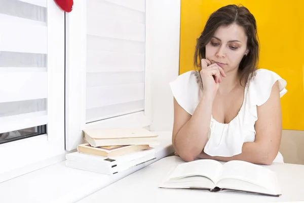 Ragazza studente legge libro e si prepara per gli esami all'università . — Foto Stock