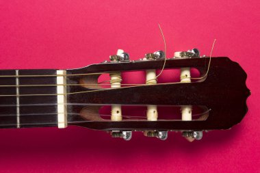 Akustik gitar bir pembe yakın çekim.