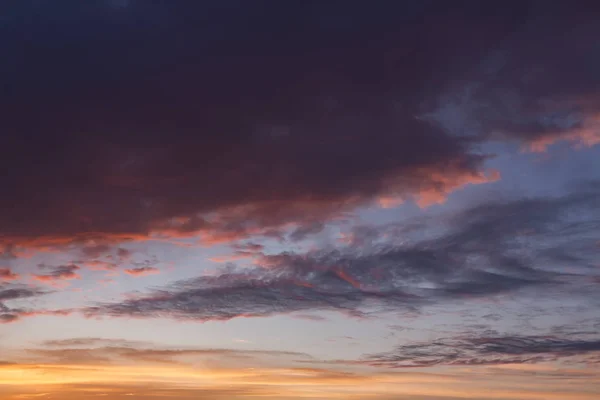 Nuages colorés sur le ciel du soir au coucher du soleil . — Photo