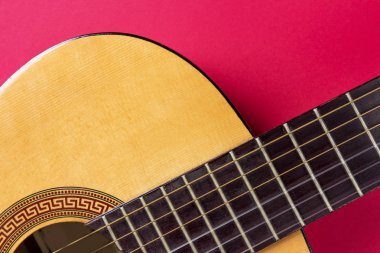 Akustik gitar bir pembe yakın çekim. Müzik hobi konsepti.