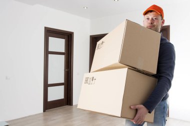 Kurye teslimat adam karton kutu evde elinde. Ücretsiz nakliye kavramı.