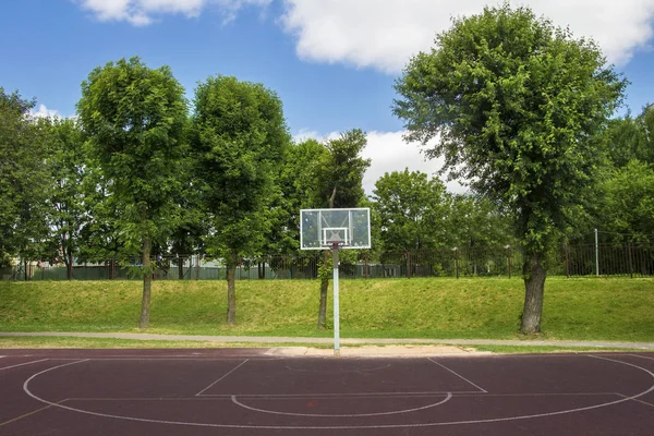 Quadra de basquete no pátio da escola ao ar livre em um dia brilhante de verão . — Fotografia de Stock