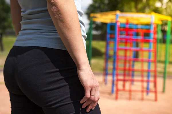 Primo piano di ragazza di sport su sfondo di posto di sport durante giorno estivo . — Foto Stock