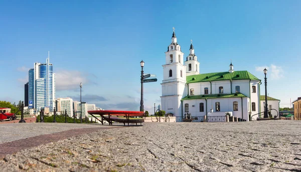 Vista sobre la Catedral del Espíritu Santo - principal iglesia ortodoxa de Minsk, Bielorrusia. Catedral del Espíritu Santo Monumento y símbolo de Minsk y Bielorrusia . — Foto de Stock