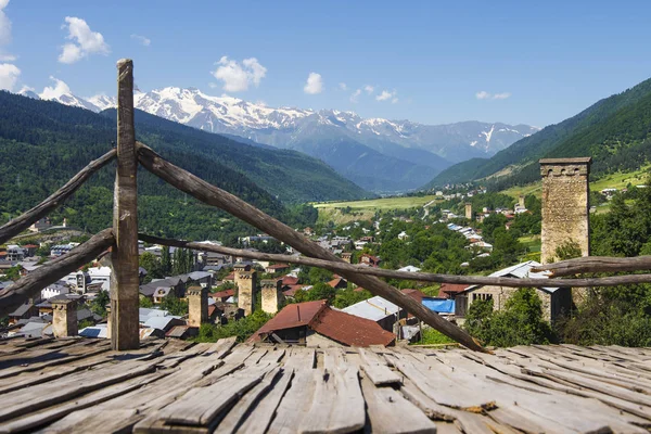 Güzel görünüm Mestia, Georgia. Manzara sermaye Gürcü Svaneti bölgesi Dağları ve mavi gökyüzü arka plan kuleli