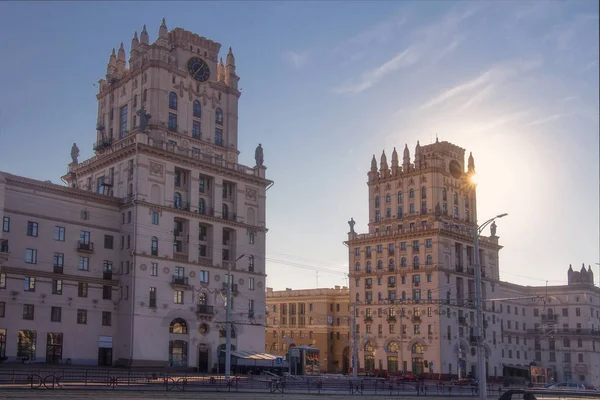 Minsk, Biélorussie - 8 juillet 2018 : Deux tours de bâtiments emblématiques des portes de Minsk. Complexe architectural près de la gare de Minsk — Photo
