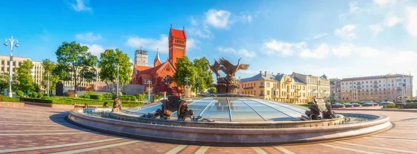 Vue panoramique sur l'église rouge ou l'église des saints Simon et Hélène, Fontaine sur la place de l'indépendance à Minsk, Biélorussie . — Photo