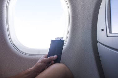 Pasaport ve bilet uçak kabin uçak tatil yolculuk penceresinde yanında oturan adam. Uçakla seyahat.