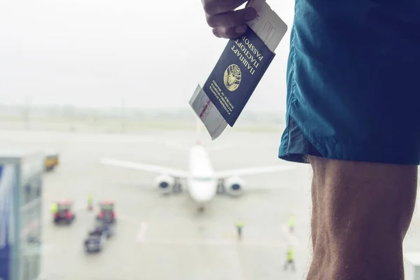Пасажир з паспортом і квитком на літак в терміналі аеропорту чекає відправлення . — стокове фото