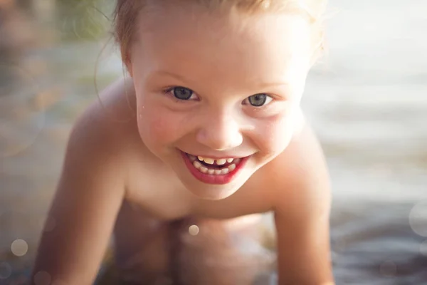 Portrét krásné spokojený úsměv bílá holčička, koupání v moři zblízka. — Stock fotografie