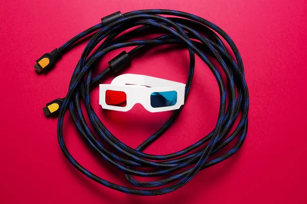 Filmkonzept. hdmi Kabel und Papier 3D-Brille. den Film im 3D-Haus ansehen. — Stockfoto