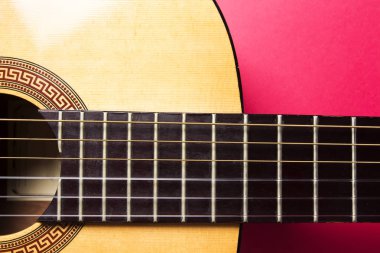 Naylon dizeleri yakın çekim ile klasik akustik gitar.