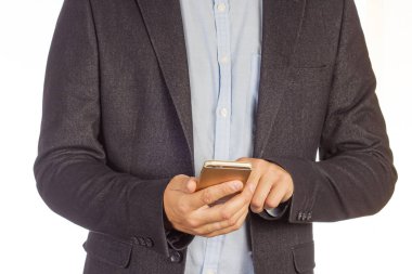 Takım elbiseli şık adam yakından görmek beyaz arka plan üzerinde izole smartphone kullanır.