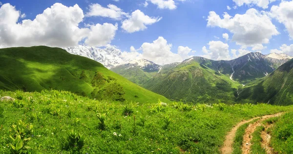 Hermoso paisaje de montañas verdes en Georgia, Svaneti. Vista panorámica de las colinas y la montaña en el vibrante día de verano con cielo azul y nubes blancas. Increíbles montañas georgianas . —  Fotos de Stock