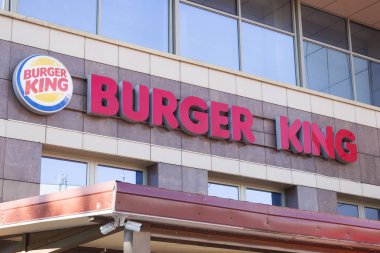 Minsk, Beyaz Rusya - 8 Temmuz 2018: Yazıt tabela burger King'in Minsk'te binanın cephesinde