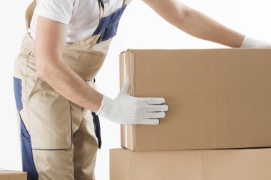 Yer değiştirme hizmetleri kavramı. Beyaz arka plan üzerinde izole cardboardboxes ile üniformalı taşıyıcı