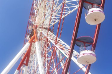 Bir yaz gününde şehir Park'taki dönme dolap.