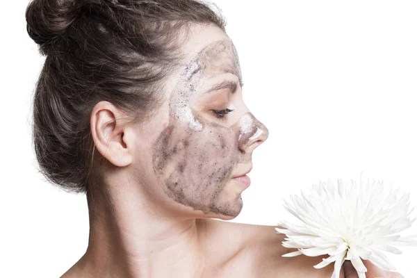 Gadis muda dengan masker wajah hitam untuk perawatan wajah terisolasi di latar belakang putih. Konsep skincare . — Stok Foto