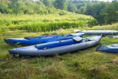 Nehir boyunca nehir kıyısında rafting için kayak. Tekneler veya nehir kıyısında Kano.