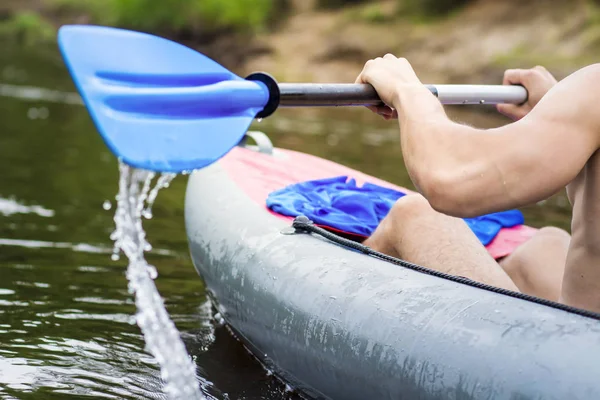 Wioślarz w łodzi z wiosło. Człowiek tratwy na kajak na rzece. Spływ kajakiem z wiosło w. Aktywny odpoczynek na rzece — Zdjęcie stockowe