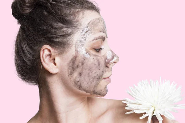 Attraktive junge Frau mit Creme-Maske im Gesicht. Gesichtspflegekonzept. gesunde, glatte Haut im Gesicht des Mädchens. Hautpflege. — Stockfoto