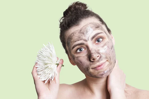 Konsep perawatan kulit wajah. Gadis muda dengan masker wajah. Pengobatan spa untuk perawatan kulit. Topeng krim untuk kulit halus dan tegas tanpa kerutan . — Stok Foto