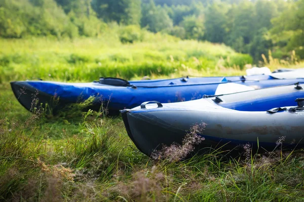 Kayaks sur l'herbe sur la rive de la rivière. Bateaux ou canots . — Photo