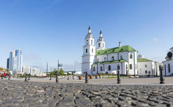 Monumento famoso de Minsk. Catedral del Espíritu Santo en Minsk. Iglesia ortodoxa de Bielorrusia y símbolo de Capital — Foto de Stock