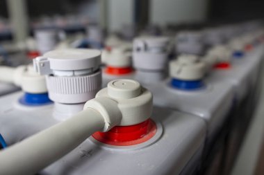 Satır Termik Enerji sanayi yedek pil. Santral odasında pil pil. Elektrik tesisi kapatma aşamasında.