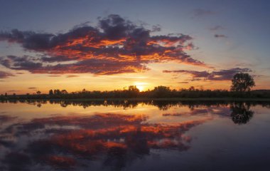 Güzel renkli yaz günbatımı Nehri üzerinde şaşırtıcı gökyüzü ile. Pembe, sarı ve kırmızı cennet.