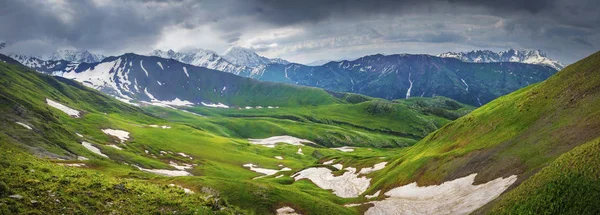 Panoramablick auf die svaneti gebirgslandschaft. Hügel und Berge im Hochland. Naturlandschaft in Georgien. Hügel bedeckt mit grünem Gras und Schnee. — Stockfoto