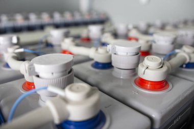 Satır Termik Enerji sanayi yedek pil. Pil paketi pil odasında. Akümülatörler.