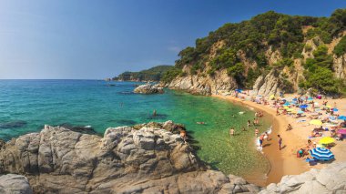 Bir Lloret de Mar, Costa Brava, İspanya - Ağustos 24, 2018: Costa Brava Katalonya İspanya, Mar güneşli açık yaz gününde görünüm Cala Sa Boadella platja Beach Lloret de şaşırtıcı. İspanyol plaj.