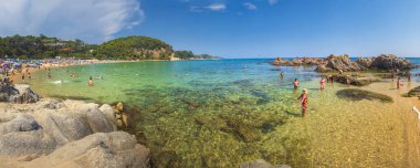 Bir Lloret de Mar, Costa Brava, İspanya - Ağustos 23, 2018: panoramik Santa Cristina Beach, Costa Brava, İspanya. Santa Cristina platja Lloret de denizde Mar. İspanyolca plaj güneşli yaz gününde.