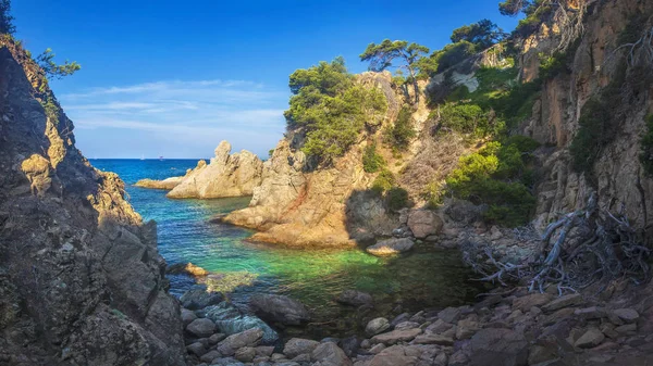 Akdeniz'in koyu açık güneşli vahşi deniz manzarası. Mavi gökyüzü ve kıyı şeridi karşı kayalık sahilleri şaşırtıcı görünümü. şaşırtıcı deniz doğa Costa Brava, İspanya. Bir Lloret de Mar Bay manzara. — Stok fotoğraf