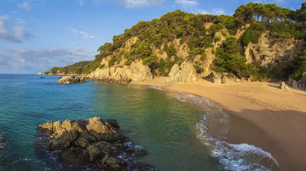 Παραλία γυμνιστών στην Ισπανία, Cala ΑΕ Boadella, Κόστα Μπράβα, Lloret de Mar. ισπανική παραλία με βράχια και πέτρες στο νερό. Βραχώδη όρμο της Μεσογείου. — Φωτογραφία Αρχείου
