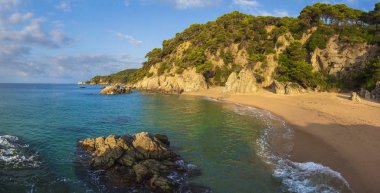 Lloret de Mar, Costa Brava Katalonya İspanya, Cala Sa Boadella platja plaj. Bir yaz sabahı vahşi İspanyol Beach şaşırtıcı görünümü. Akdeniz güzel plaj manzara. Deniz manzarası.
